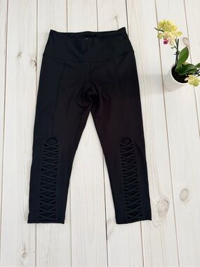 Black Crisscross Capri Leggings